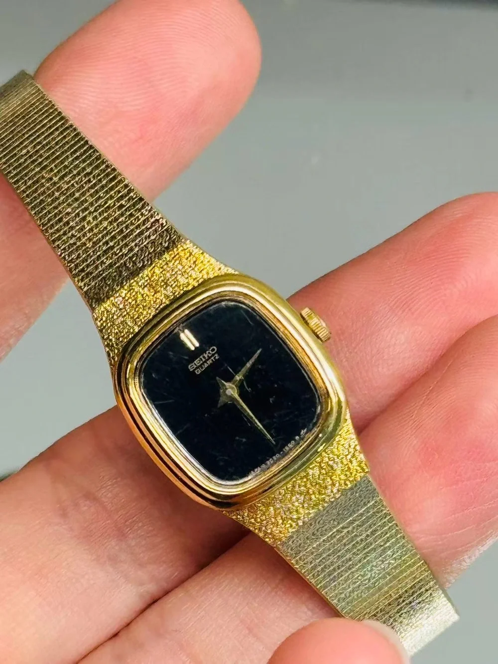 Vintage Seiko Quartz Women’s Watch Gold Tone Black Dial 16mm New Battery Runs